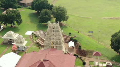 Fuhren-Blick-Auf-Einen-Hindu-Tempel-Auf-Dem-Land