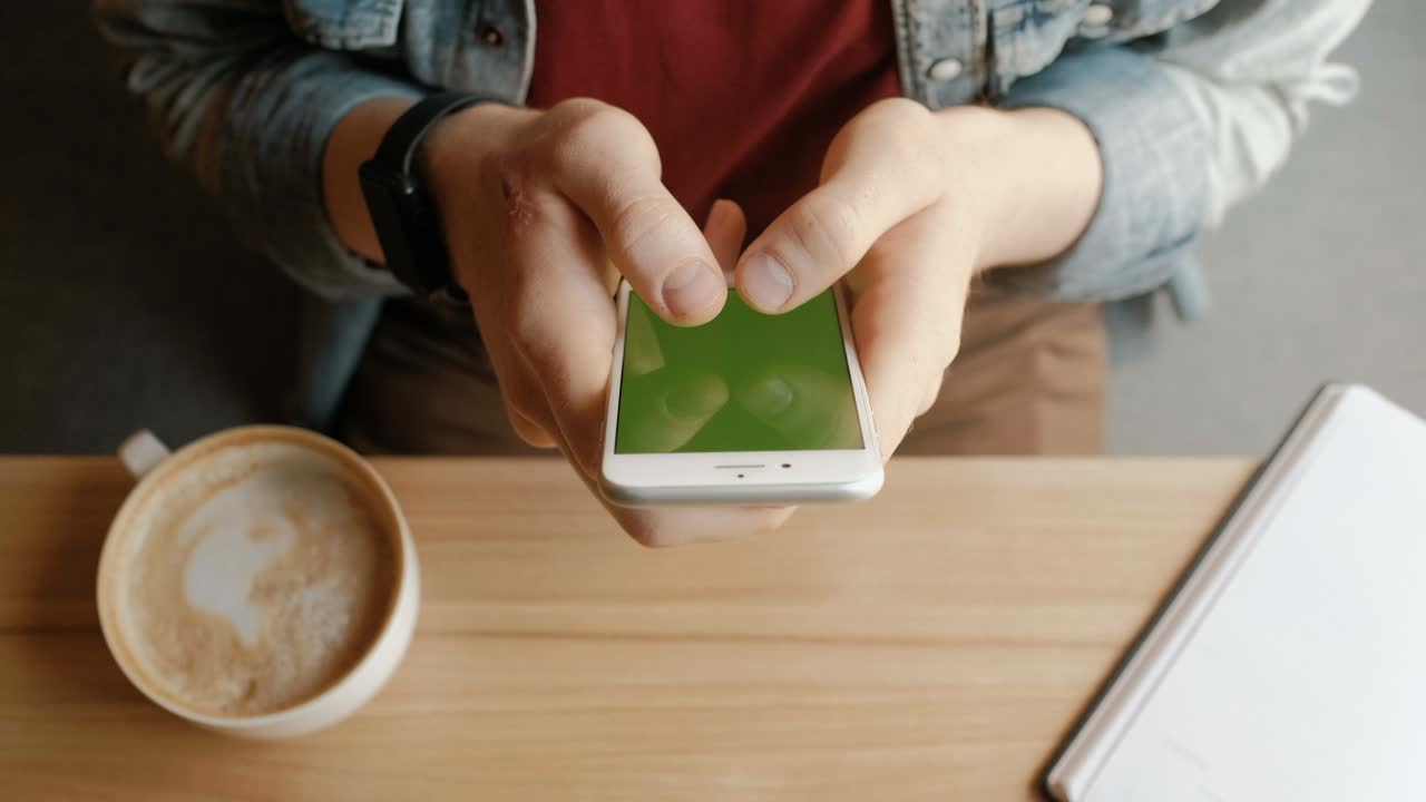 hombre usando teléfono inteligente con pantalla verde