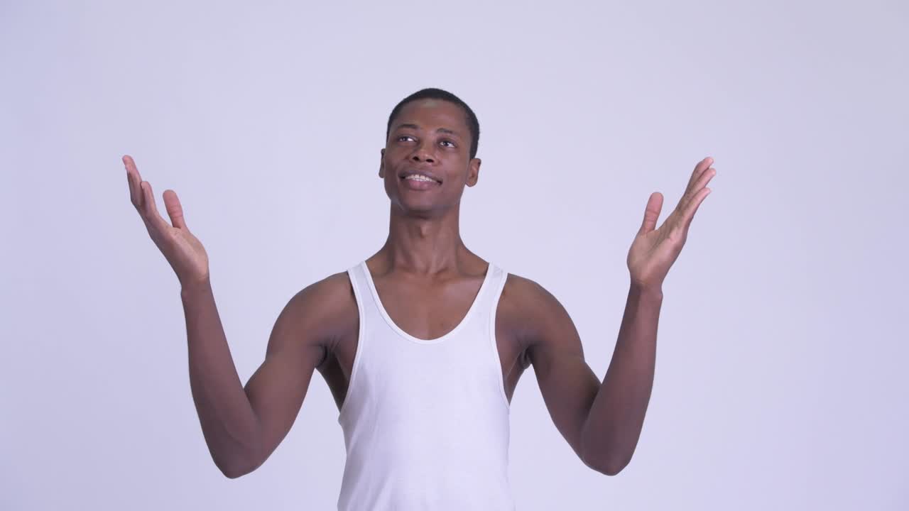 joven y guapo hombre africano