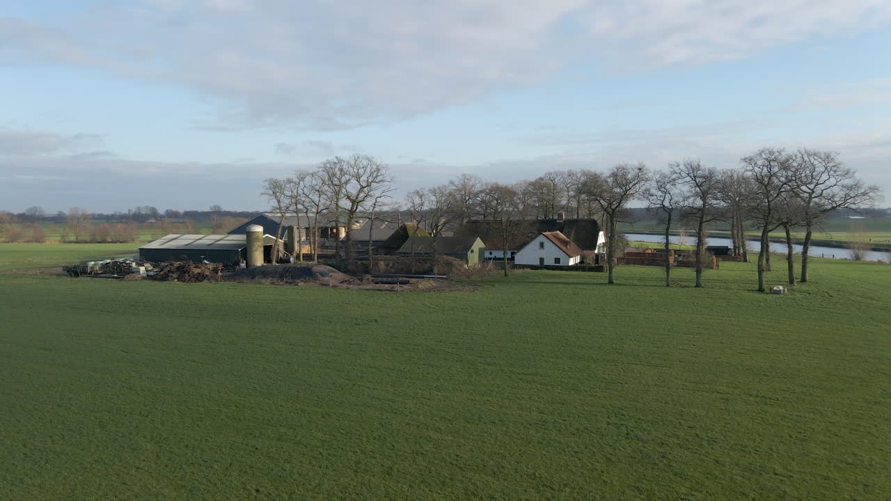 화창한 가을날 강 근처의 아름다운 농장의 공중 인형