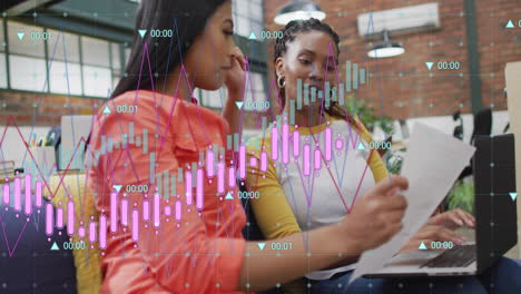 Animación-De-Diagramas-Y-Procesamiento-De-Datos-Sobre-Diversas-Colegas-Femeninas-Que-Discuten-El-Trabajo-En-La-Oficina