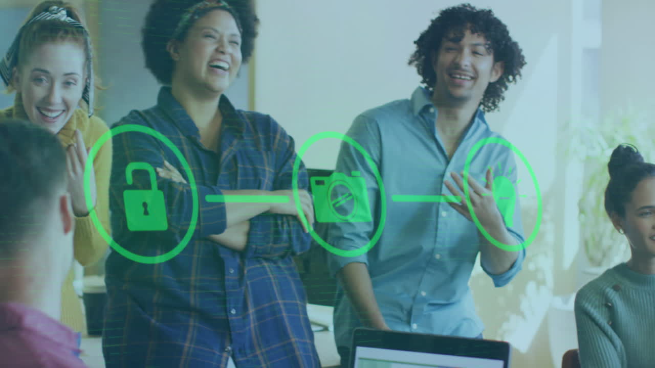 animación de una red de iconos digitales contra un equipo de colegas diversos sonriendo juntos en la oficina