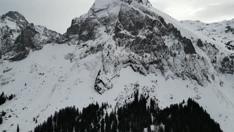 fronalpstock suiza glarus alpes suizas en medio de la montaña vista sobre el bosque