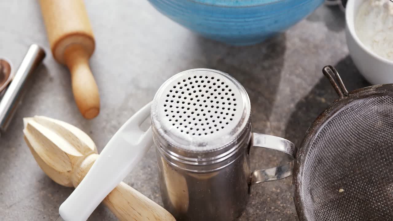 4k 테이블에 다양한 식기와 함께 간장 쿠키 재료