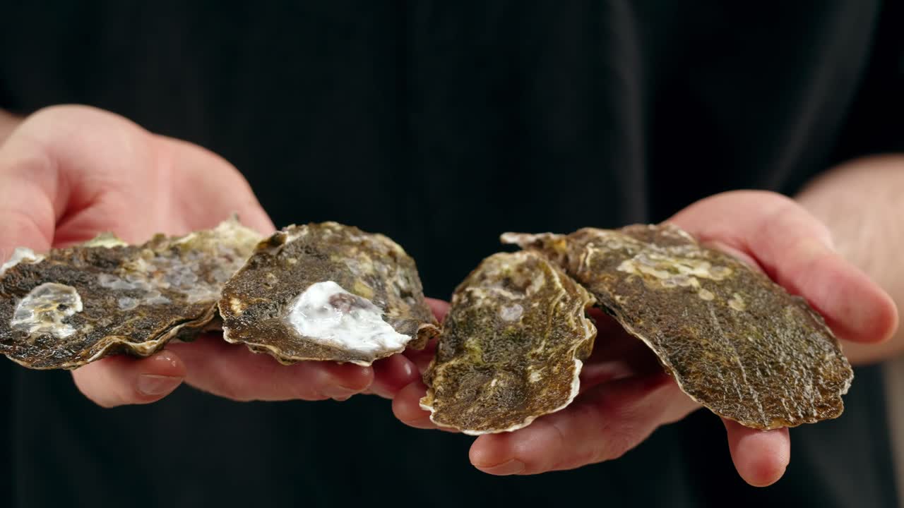 Osterit kädessä
