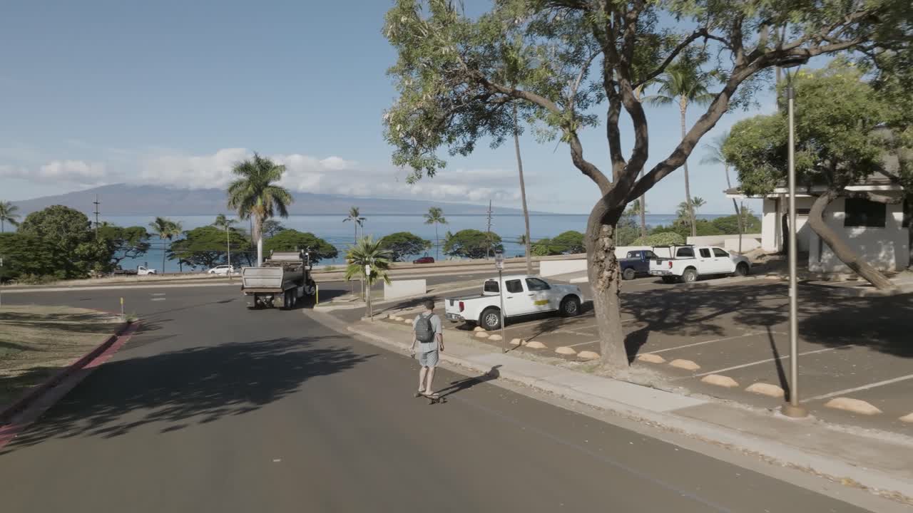 "follow me" 모드에서 전기 스케이트보드에 자신을 기록하기 위해 드론 자동 비행 기능을 사용하는 남자