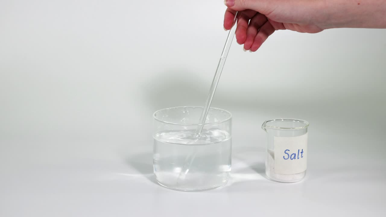 염이 물에 용해되는 것을 보여주는 순차적인 프레임