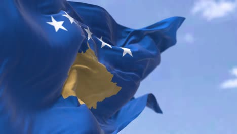 detalle de la bandera nacional de kosovo ondeando en el viento en un día despejado