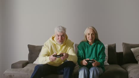 una pareja de ancianos jugando videojuegos.