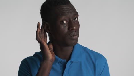 un hombre afroamericano con un fondo gris.
