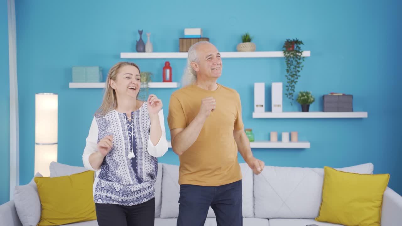 재미있는 방식으로 춤을 추는 커플.