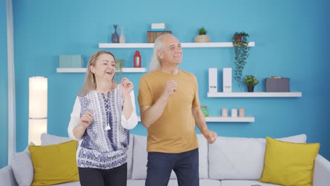 Couple-dancing-in-a-fun-way.