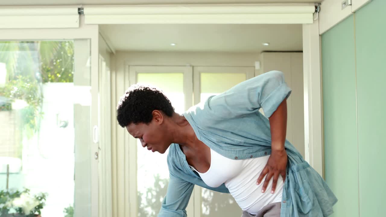 mujer embarazada teniendo una contracción