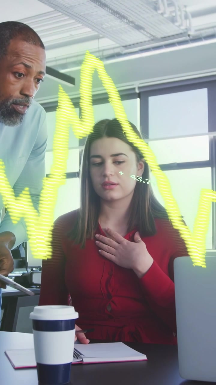 Vídeo vertical: Homem mostrando tablet, mulher ao centro anotando para negócios, forma de onda neon obscurecendo a equipe