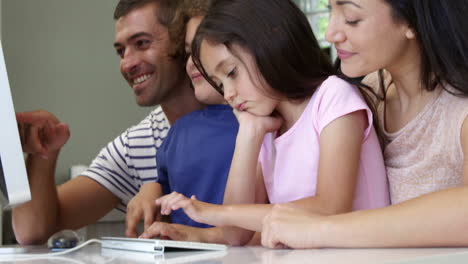 familia usando la computadora juntos