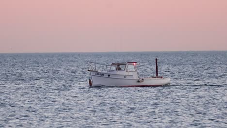 barco a la deriva en el océano tranquilo al atardecer