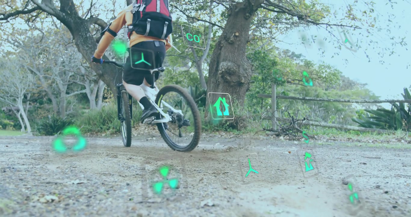 Ciclista pressionando o pedal e escaneando o caminho de cascalho com ícones digitais guiando a tecnologia de navegação.