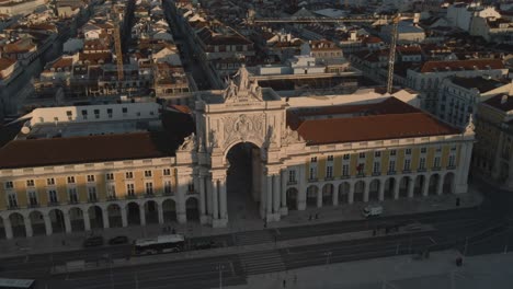 Flächendrohnenaufnahmen-Des-Historischen-Zentrums-Praca-Do-Comercio-Stadtplatz-In-Lissabon,-Portugal,-Gefilmt-Bei-Sonnenuntergang