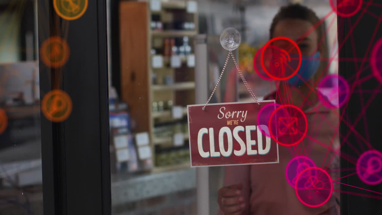 백인 여성 노동자가 얼굴 마스크를 쓰고 가게를 열고 있는 미디어 아이콘의 애니메이션