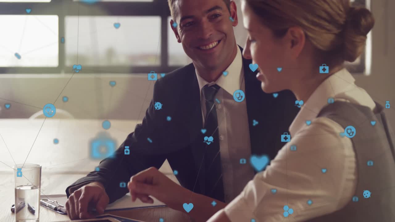 디지털 태블릿을 사용하는 사업가와 사업가에 대한 연결 아이콘의 네트워크