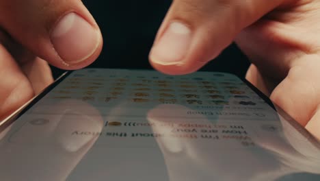 manos usando un teléfono inteligente para enviar mensajes de texto