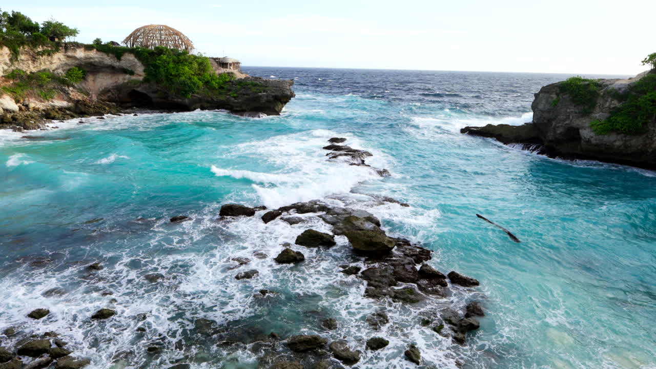 Bassa marea, il livello dell'acqua scende, esponendo rocce e coralli