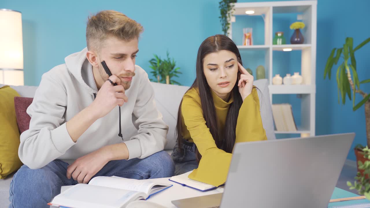 un chico y una chica haciendo la tarea en casa. amigos de la escuela.