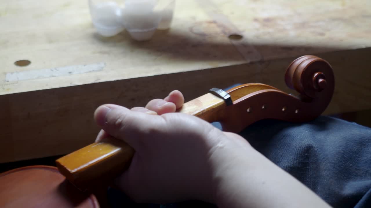 maestro artesano luthier fabricante de violín anticuado violín rizado y caja de clavos con tela y aceite cáustico ácido en nuevo instrumento de cuerda para reproducir la obra maestra original angustia