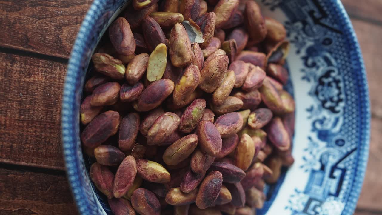 pistachos asados en un cuenco