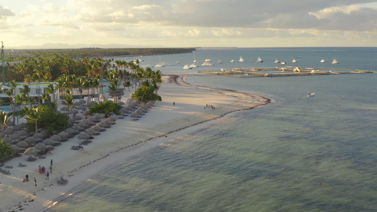 Wunderschöne weiße Sandstrände und warme tropische Brisen, ruhiges Wasser, Punta Cana, Luftaufnahme Goldene Stunde