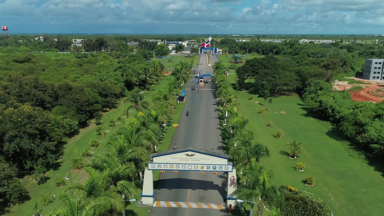 도미니카 공화국 공군 기지 입구의 저고도 비행