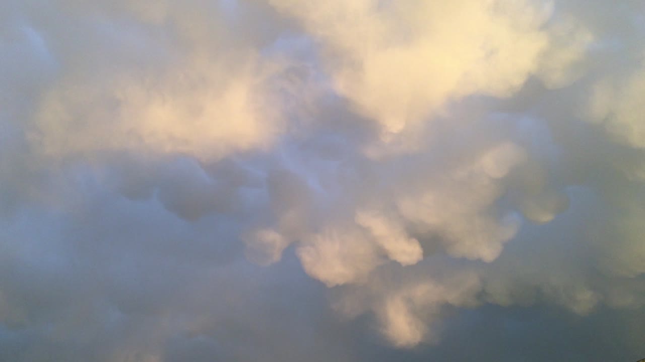 푸른 하늘을 배경으로 아름다운 구름. 구름을 가진 하늘. 날씨 자연 구름 파란. 구름과 태양과 함께 파란 하늘.