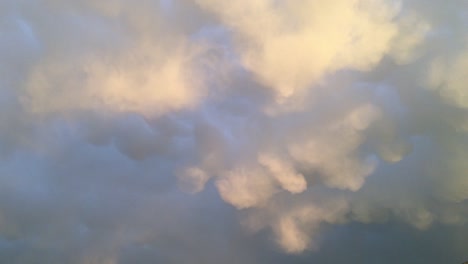 hermosas nubes con fondo de cielo azul. cielo con nubes tiempo naturaleza nube azul. cielo azul con nubes y sol