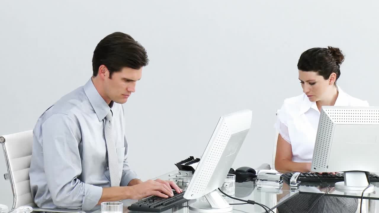 컴퓨터에서 일하는 진지한 사업가들