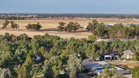 Vista-Aérea-De-Una-Zona-Residencial-Que-Bordea-Pastizales-Secos-En-Yarrawonga-Victoria-Australia