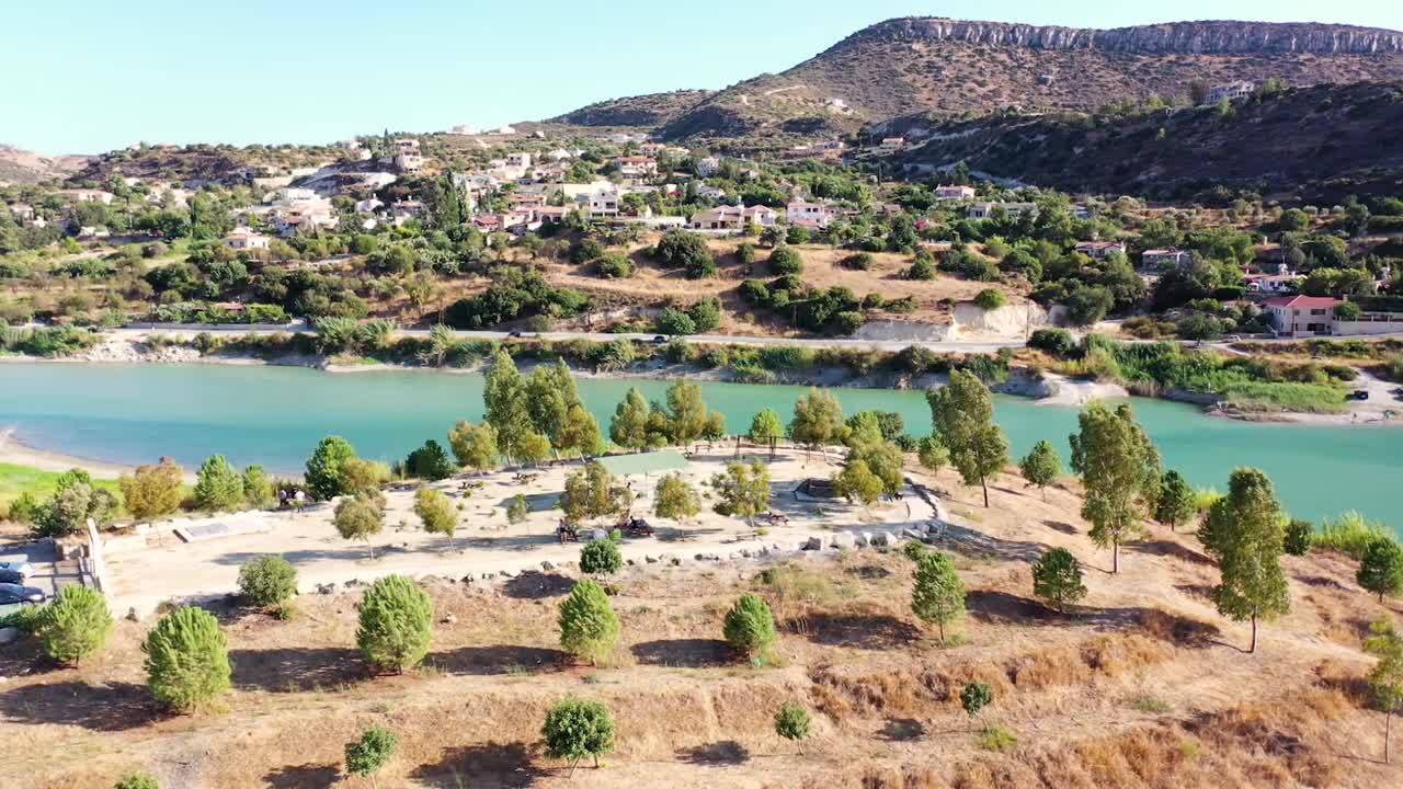 toma en órbita de la colina del área de picnic en medio de la presa germasogeia, ciudad de limassol, chipre