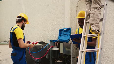 especialistas que comprueban el sistema hvac