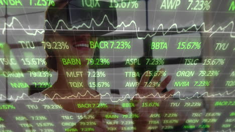 animación del procesamiento de datos financieros sobre una mujer de negocios con auriculares vr