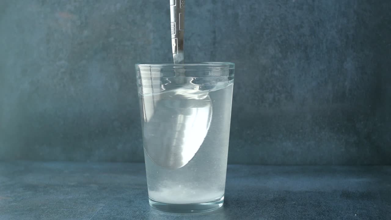 물에 태블릿을 용해하는 것