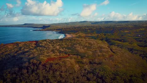 Bonita-Toma-Aérea-Sobre-Molokai,-La-Costa-Y-El-Océano-De-Hawaii