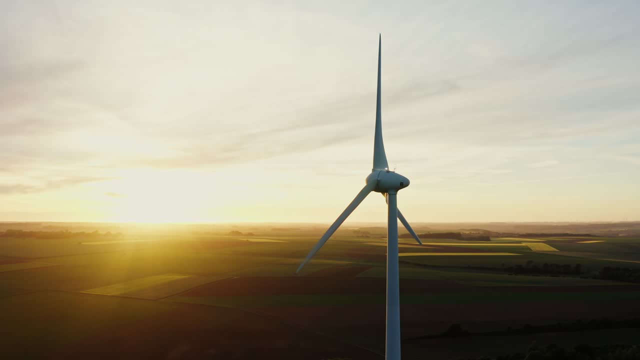 풍력 발전소 위의 해가 뜨는 모습