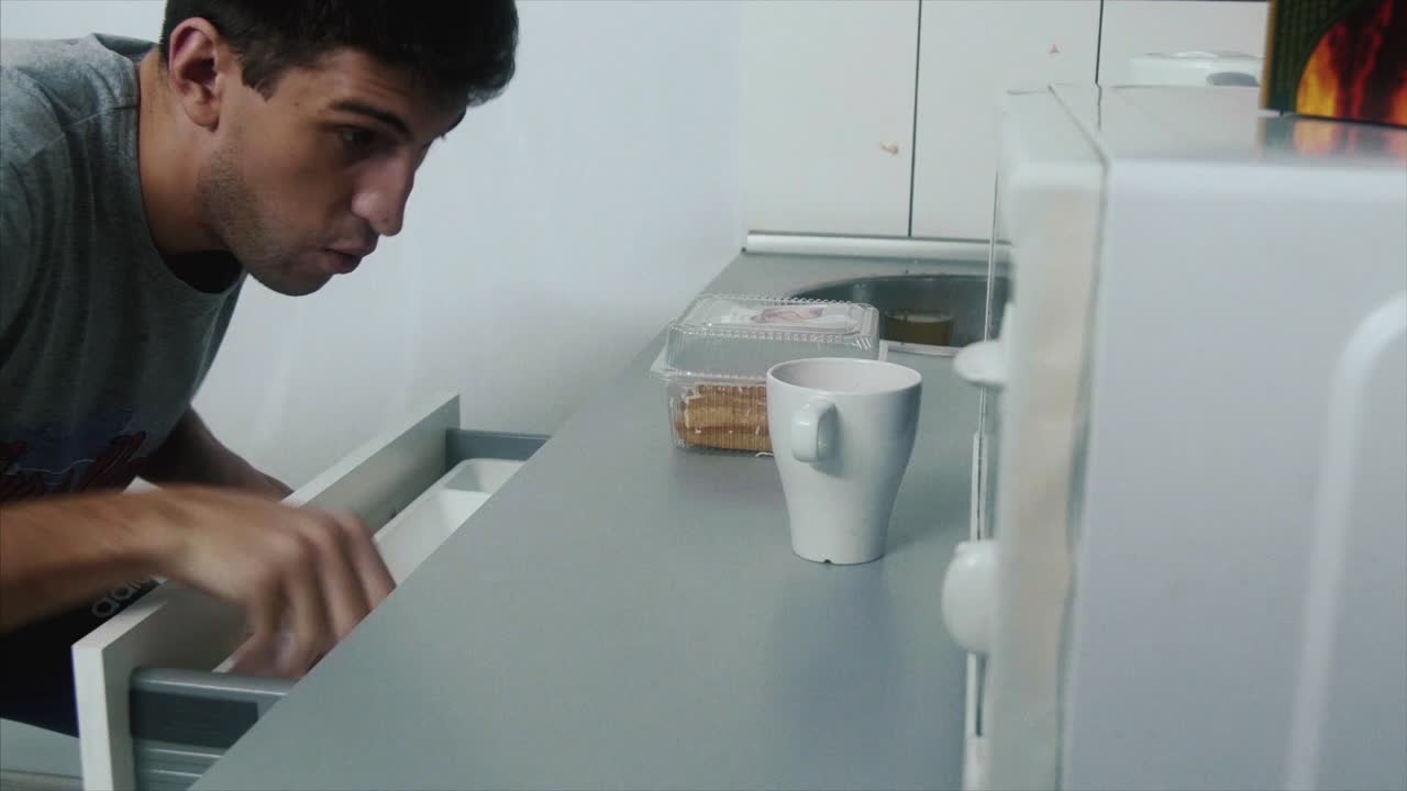 부에서 식사를 준비하는 사람