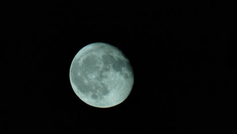 luna panoramica attraverso il cielo notturno