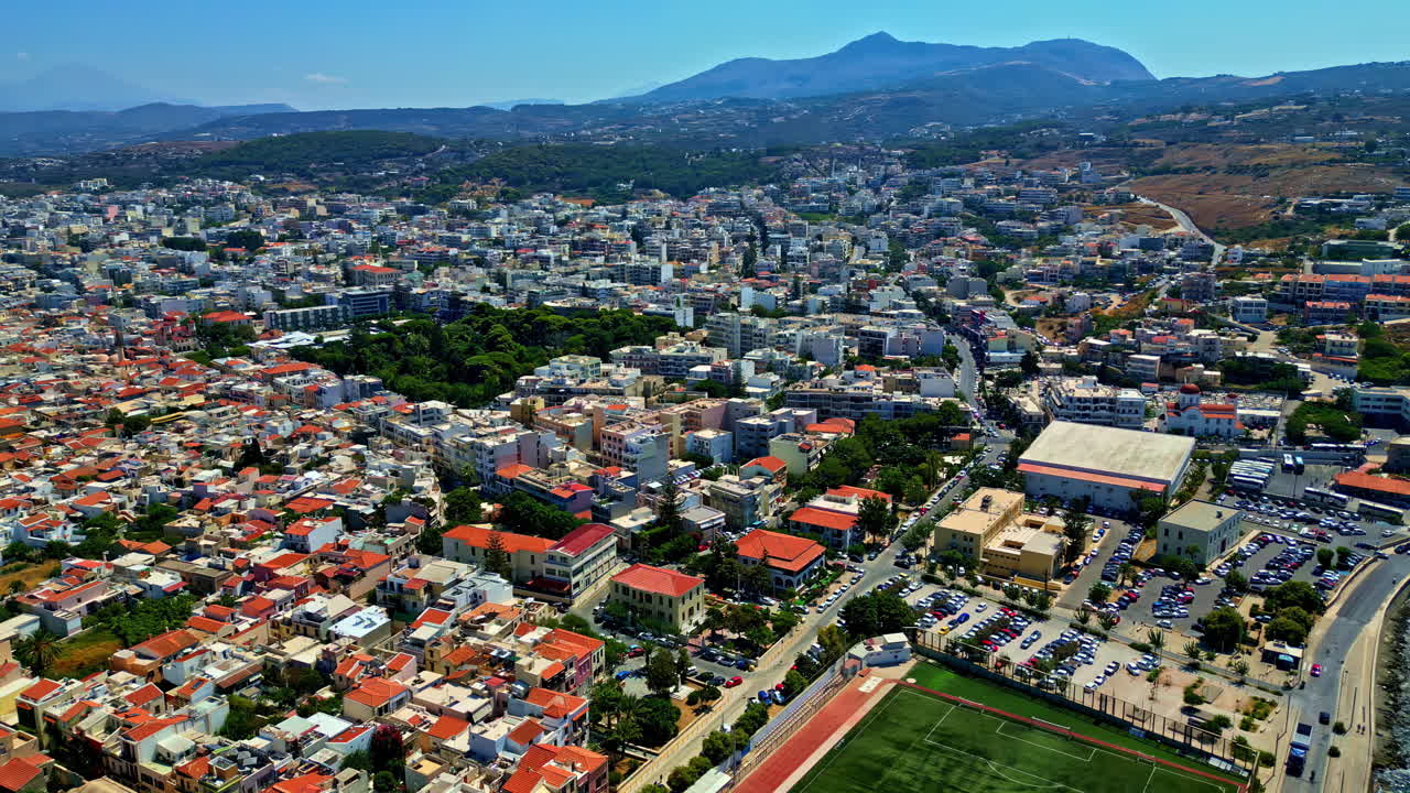 vista aérea con vistas al paisaje urbano de réthymno, un día soleado en creta, grecia