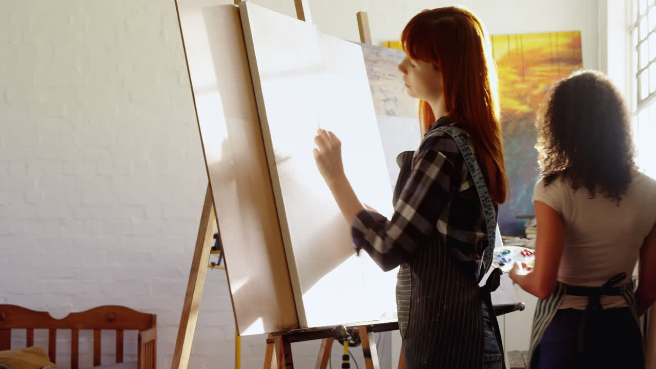 캔버스 4k 에 있는 예술가 의 스케치