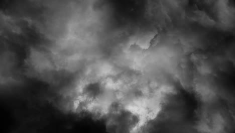 4k-Gewitterschleifenflug-Durch-Dunkle-Wolken
