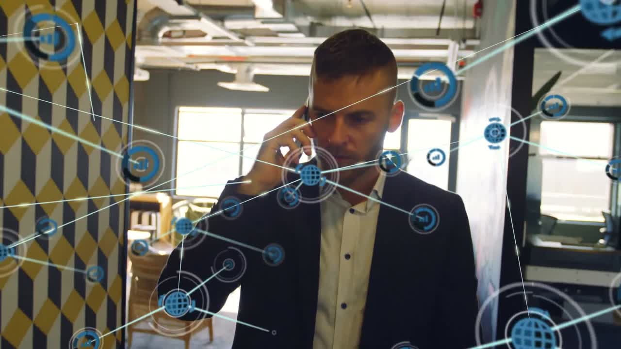 animación de la red de conexiones con iconos sobre empresario caucásico usando un teléfono inteligente