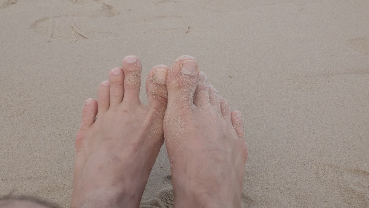 이른 아침에 태국 푸켓에서 여름 방학 휴가 시간에 바다 근처의 하얀 모래 해변에서 휴식을 취하면서 맨발로 pov