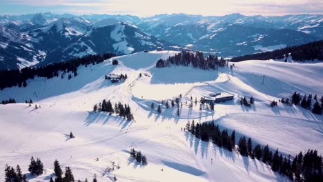 Luftaufnahme-Von-Menschen,-Die-Auf-Einem-Hügel,-Skigebiet-Skifahren-Und-Snowboarden