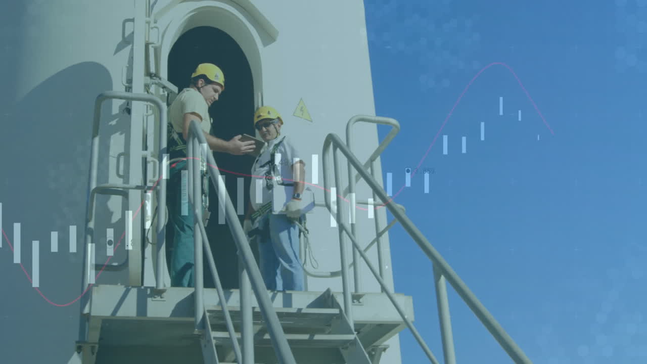 Tecnici di energia rinnovabile che ispezionano una piattaforma di torre, sovrapponendo grafici di dati di sicurezza su tablet.